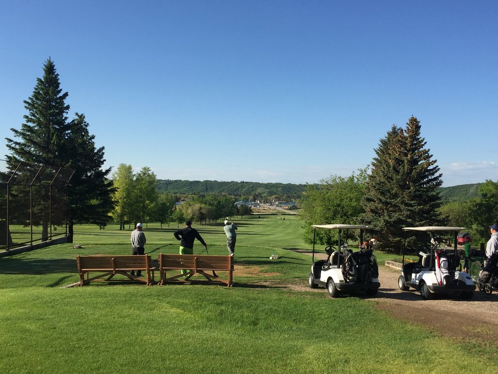 a few people teeing off at Echo Ridge Golf Course