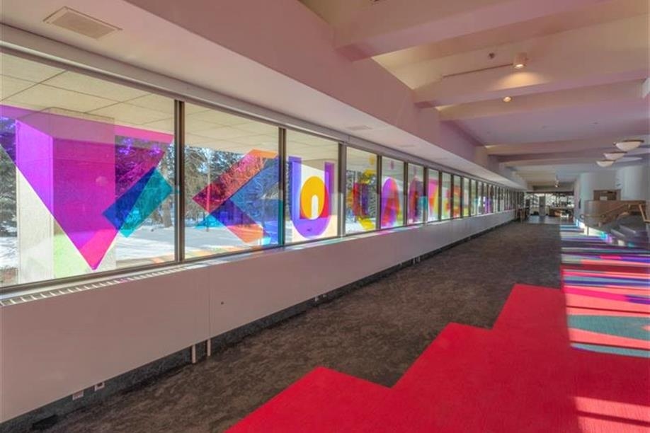 MacKenzie Art Gallery - ᐁᐸᐢᐹᐱᐟ ᐚᓰᓇᒫᓂᕁ ᐚᐸᐦᑕᑦ ᐁᓈᓈᐦᑌᔨᐠ / Looking out her window she watches a moving mirage of dazzling light; Photo: Joi T. Arcand.