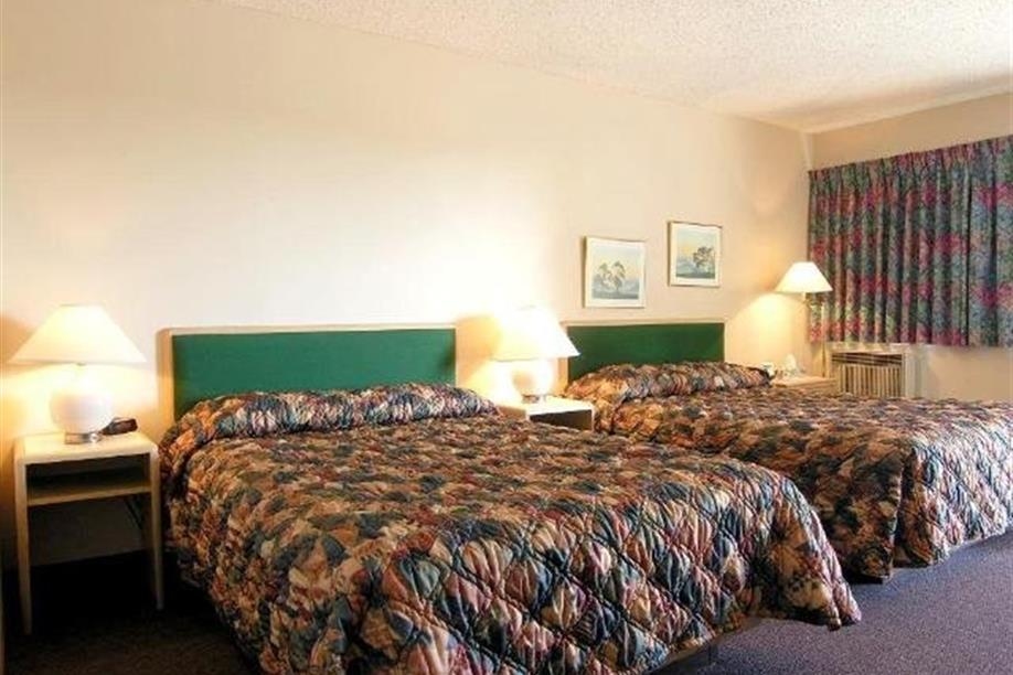 BCMInns - Double Queen Standard Room