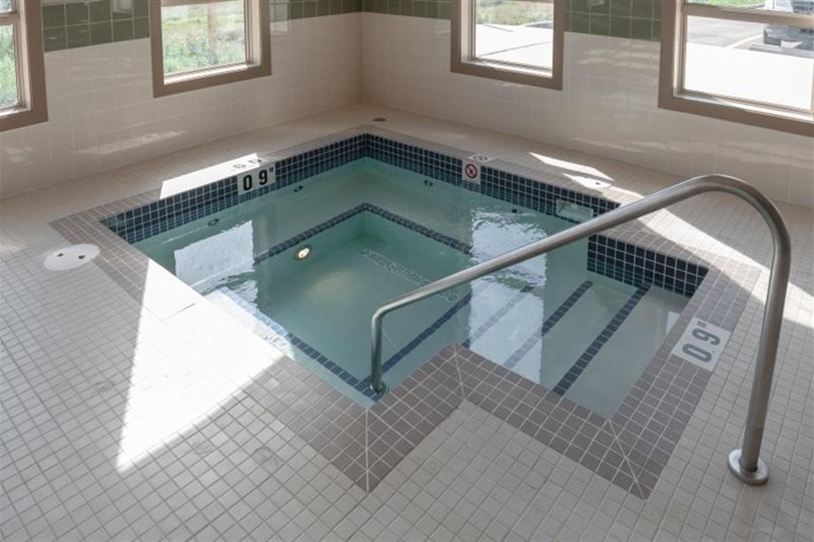 Best Western Plus Moose Jaw - Hot tub in pool area