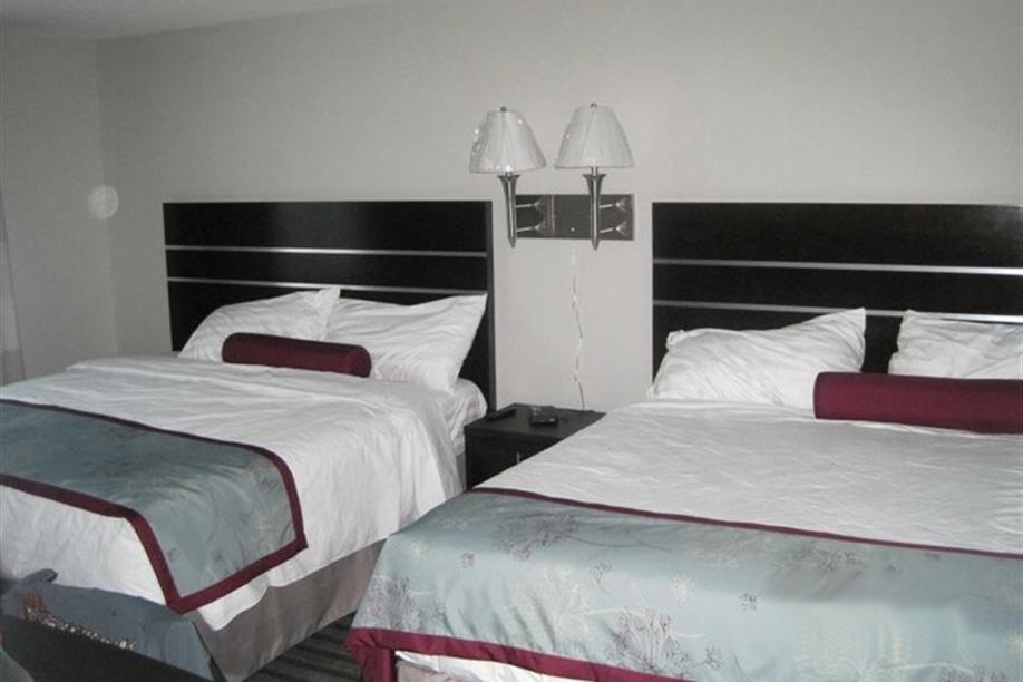 Super 8 Saskatoon West - Queen Room