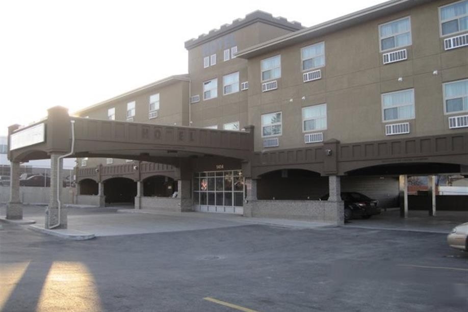 Super 8 Saskatoon West