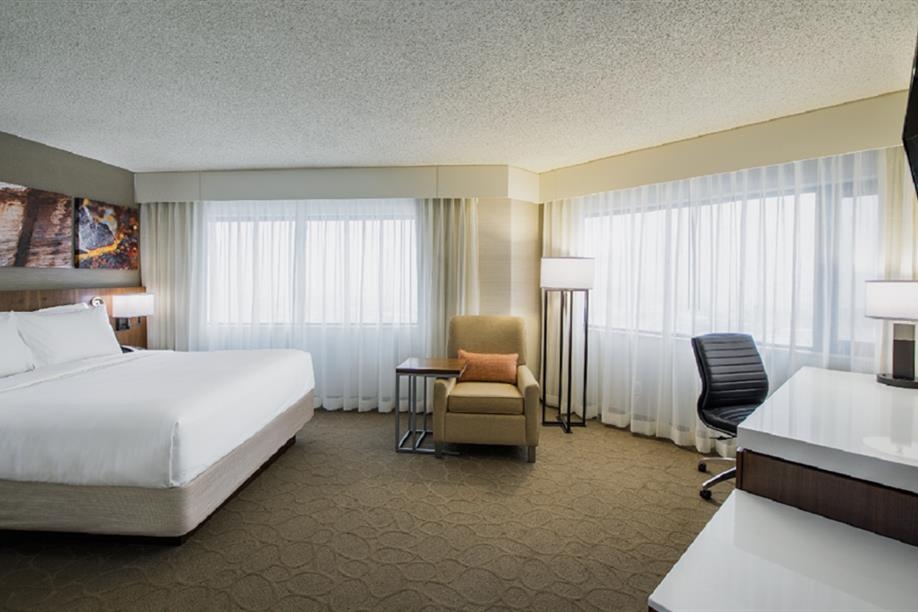 Delta Hotels by Marriott Regina - Deluxe Corner Queen Room