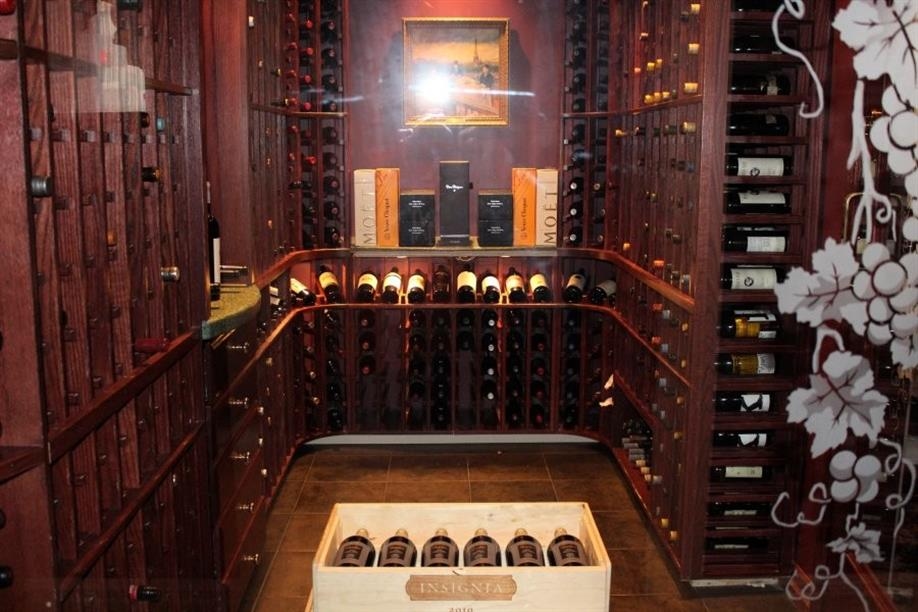 Hotel Senator (1987) Ltd - Vintage Wine Bar