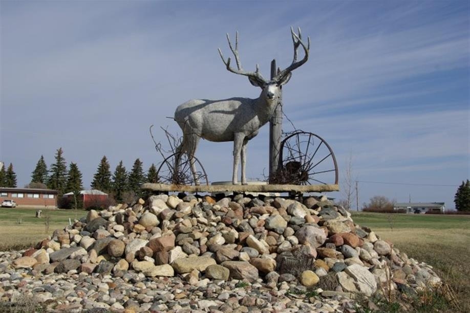 Leader Wildlife Sculptures - Mule Deer - Sculpture by Ralph Berg
