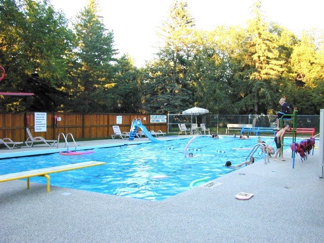 Luseland - Swimming Pool