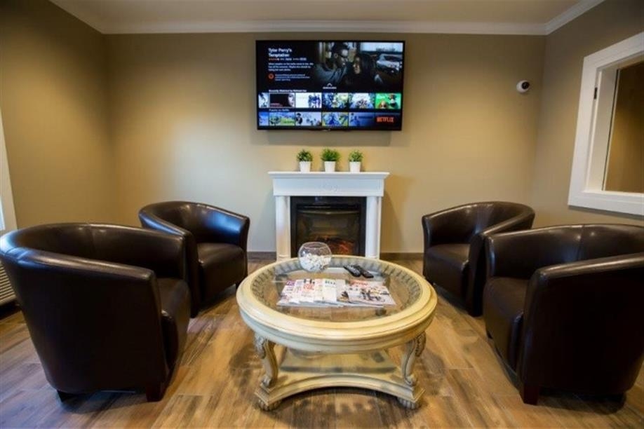 Refresh Inn & Suites - Sitting Area