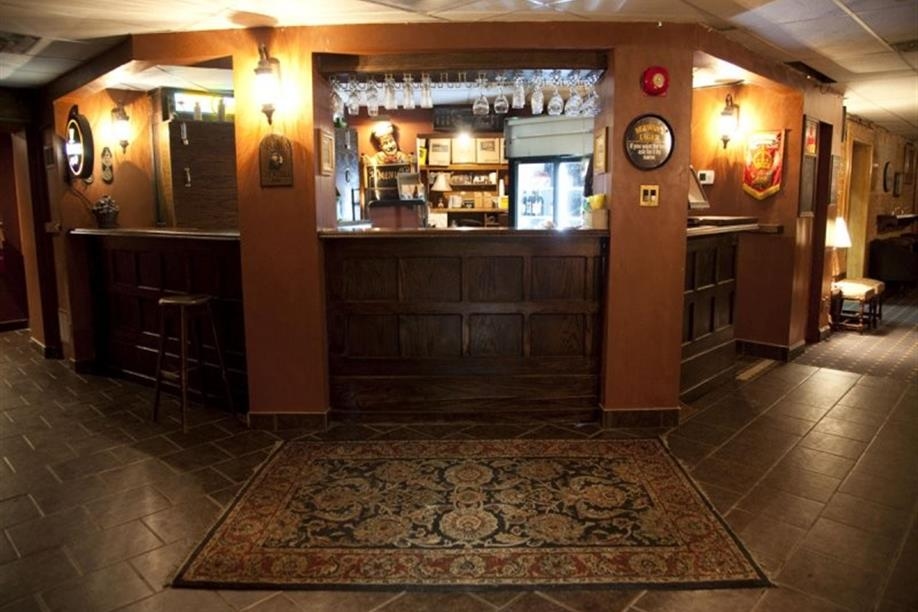 Hotel Senator (1987) Ltd - Winston's English Pub and Grill