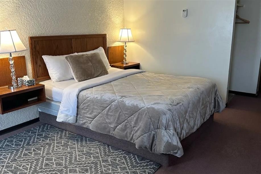 Maple Creek Motor Inn